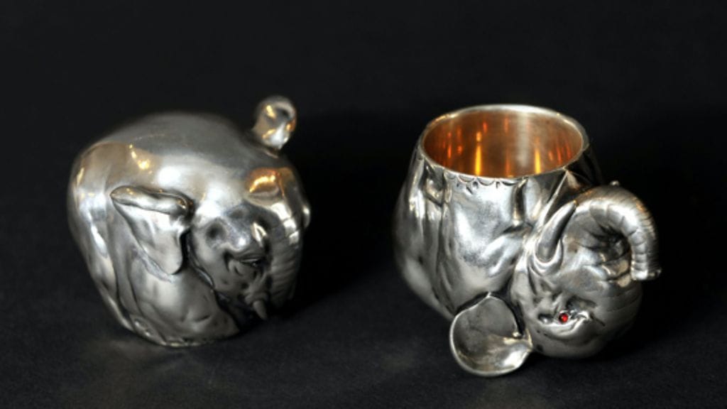 Faberge vodkakuppipari, kultaseppä Mihail Perhin Bukowskin lehdistönäytössä 29. huhtikuuta 2009.