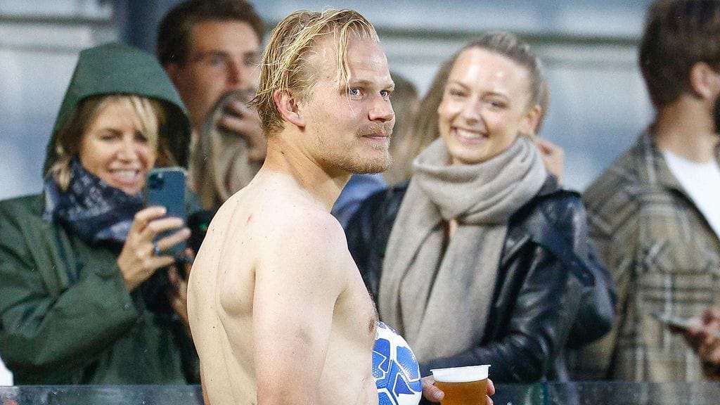 Joel Pohjanpalo veteli olutta voiton ja huippupelinsä kunniaksi.