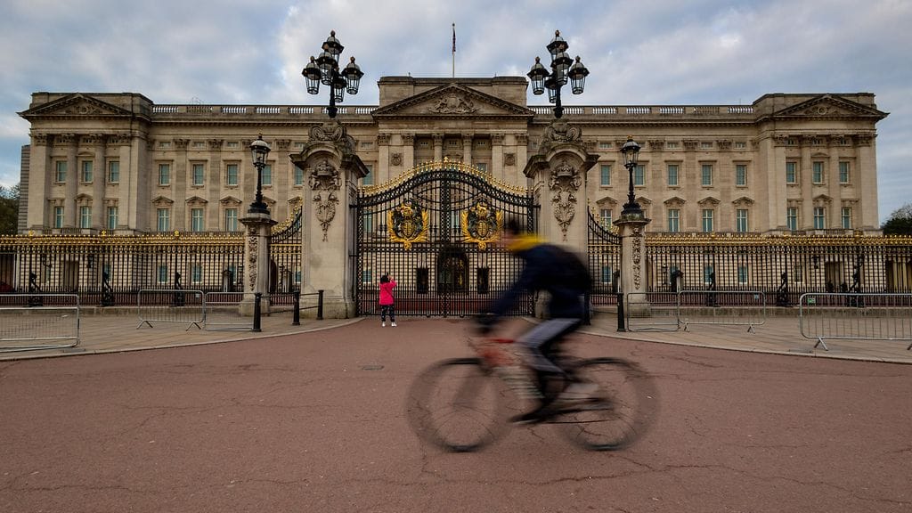 Poliisi pidätti Buckinghamin palatsilla tiistaina miehen, jonka epäillään heittäneen haulikon patruunoita palatsin tiluksille. Kuvituskuva.