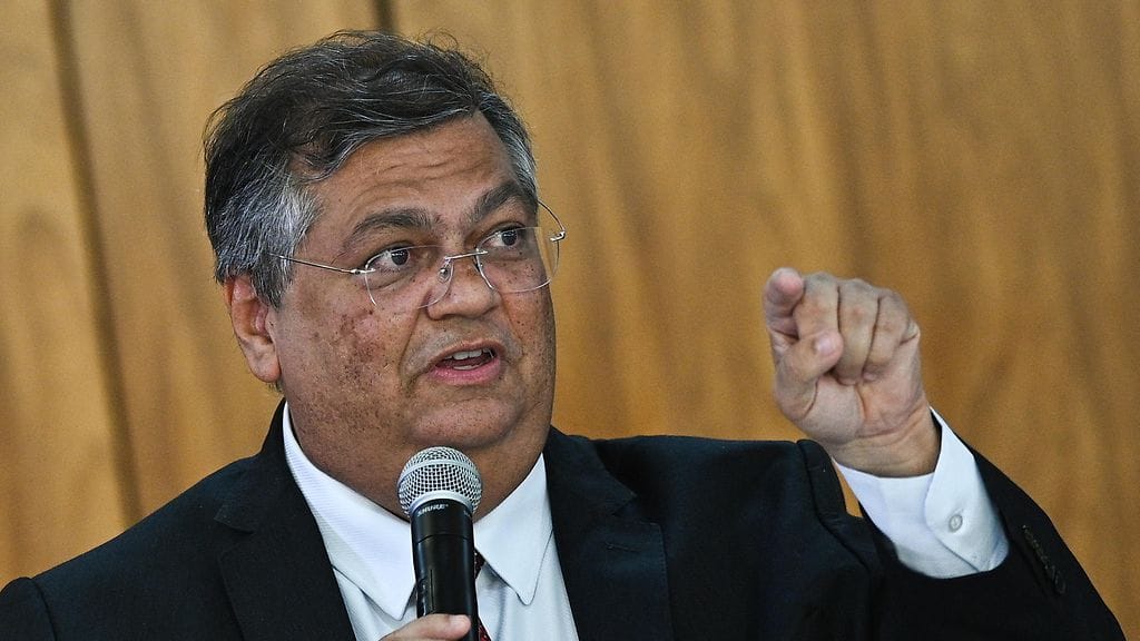 Brasilian oikeusministeri Flavio Dino syyttää Googlea hakukoneensa tulosten peukaloinnista tavalla, joka antaisi enemmän näkyvyyttä lakiesityksen vastustajille.