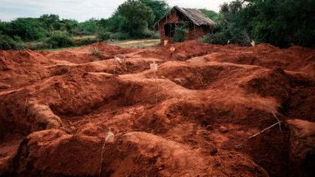 Kuvassa joukkohauta, josta uhreja löydettiin.