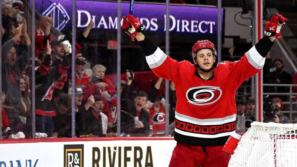 Jesperi Kotkaniemi teki kevään pudotuspelien ensimmäisen maalinsa New Jersey Devilsin verkkoon.