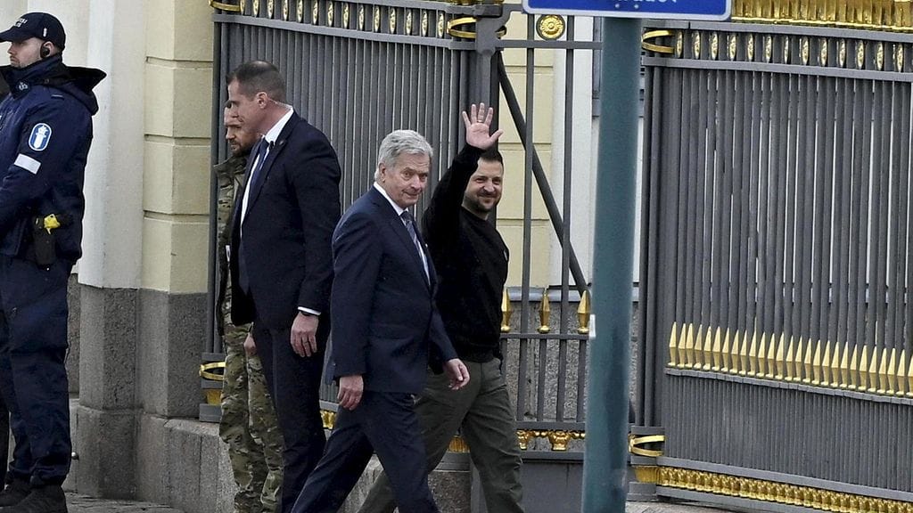 Sauli Niinistö ja Volodymyr Zelenskyi kävelevät Presidentin linnaan 3. toukokuuta.