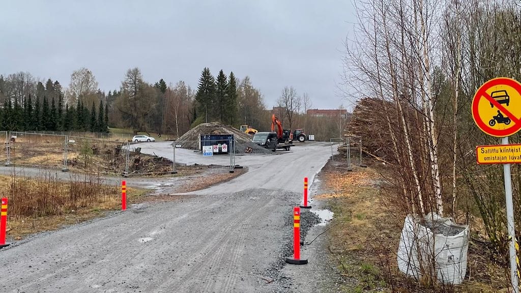 Tätä tietä pitkin tullaan kuljettamaan suuret määrät pilaantunutta maaperää pois uuden asutuksen alta.