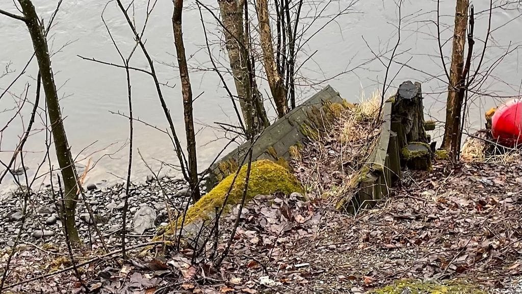 Vanha puinen rakenne Nokianvirran rannalla