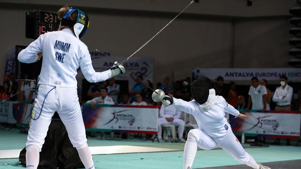 Ruotsalaismiekkailija Emelie Mumm (vasemmalla) Naisten joukkuekilpailussa Euroopan mestaruusturnauksessa Turkissa kesäkuussa 2022.