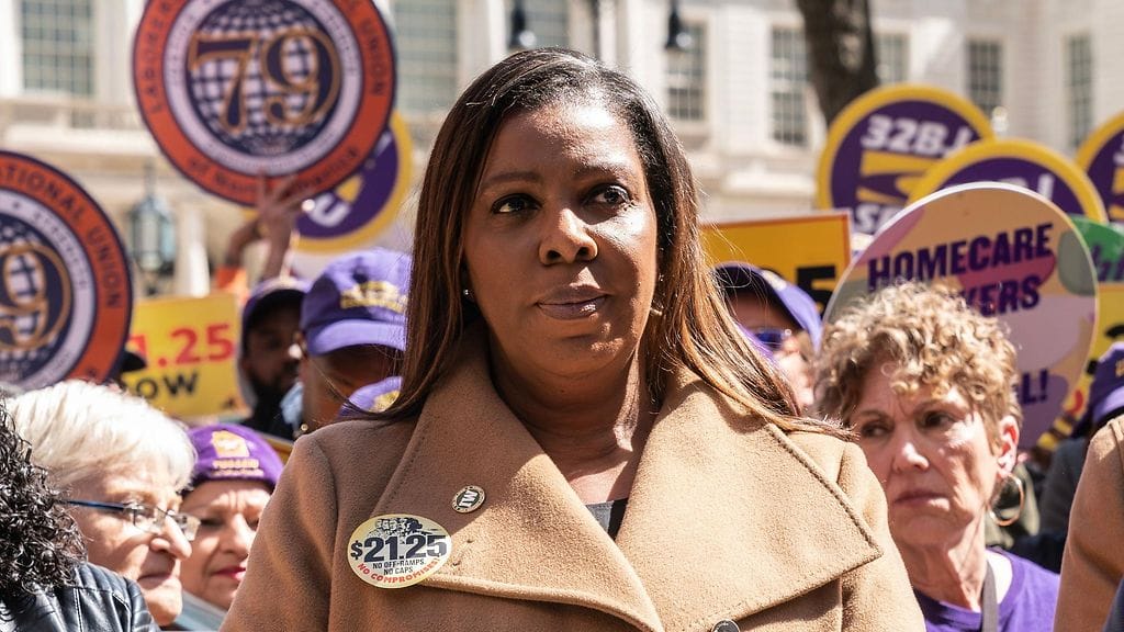 New Yorkin osavaltion oikeuskansleri Letitia James ammattiyhdistyksen mielenosoituksessa huhtikuussa.