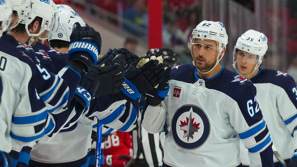 Nino Niederreiter juhlimassa maaliaan Carolina Hurricanesin verkkoon maaliskuussa.