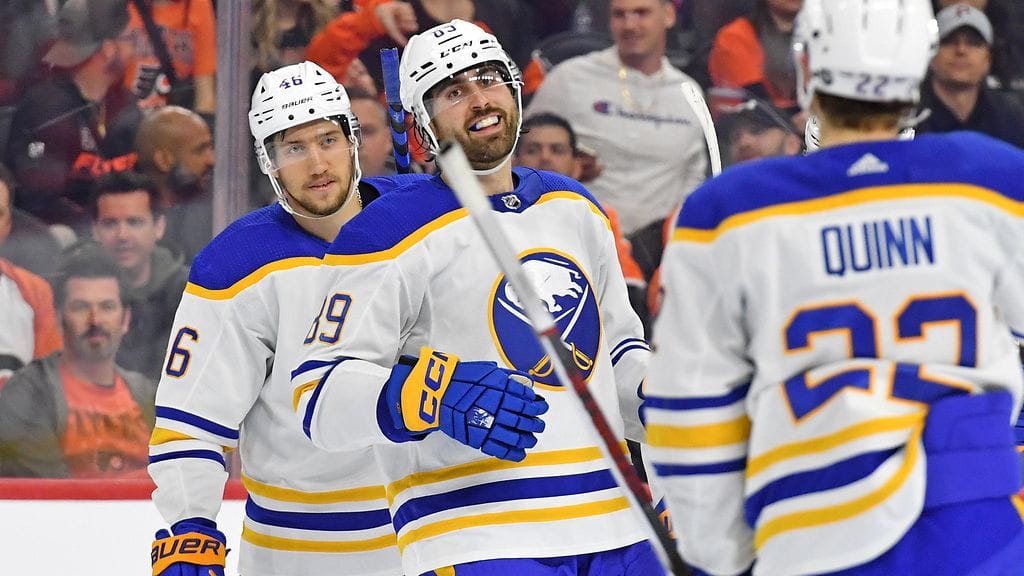 USA:n tähtivahvistus Alex Tuch juhlimassa NHL:ssä hattutemppuaan huhtikuussa.