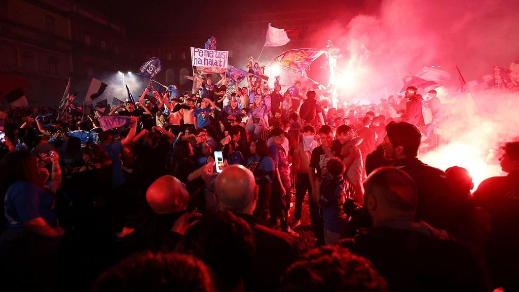 Napolin mestaruusjuhlat käynnistyivät villeinä, kun Serie A -titteli ratkesi.