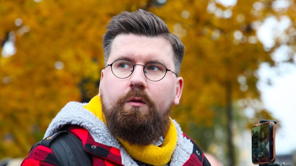 Perussuomalaisten Sebastian Tynkkynen soimaa Petteri Orpoa.