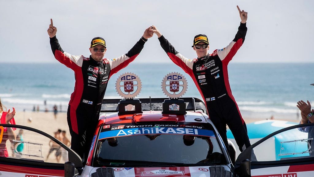 Kalle Rovanperä (oik.) juhli kartturinsa Jonne Halttusen kanssa Portugalissa vuosi sitten.