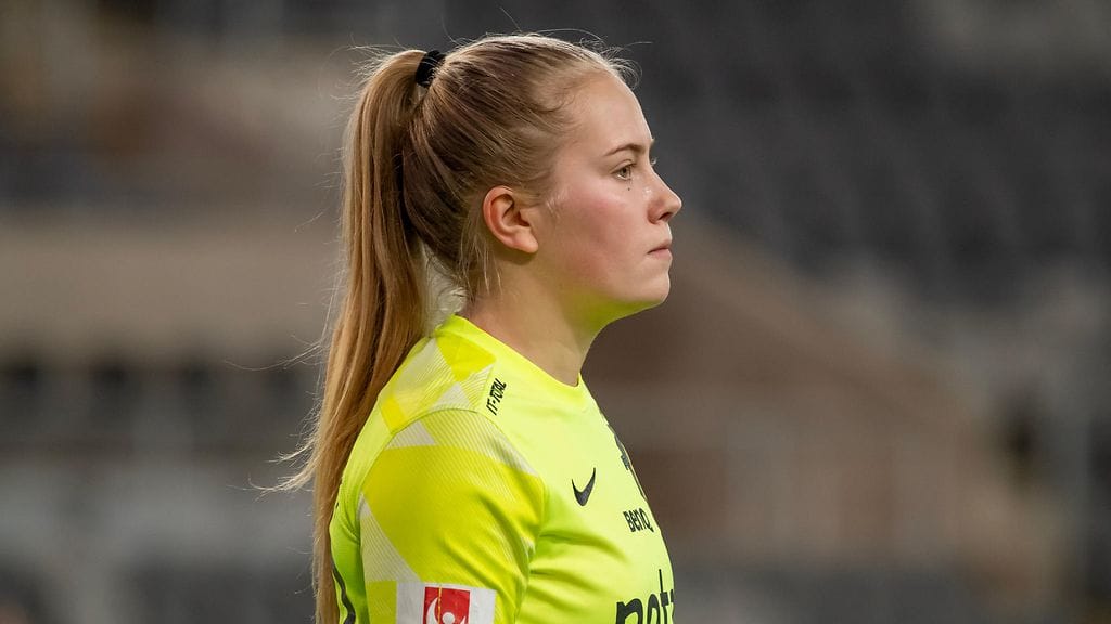 Milla-Maj Majasaari torjuu palloja Uppsalassa ja Helmareissa.