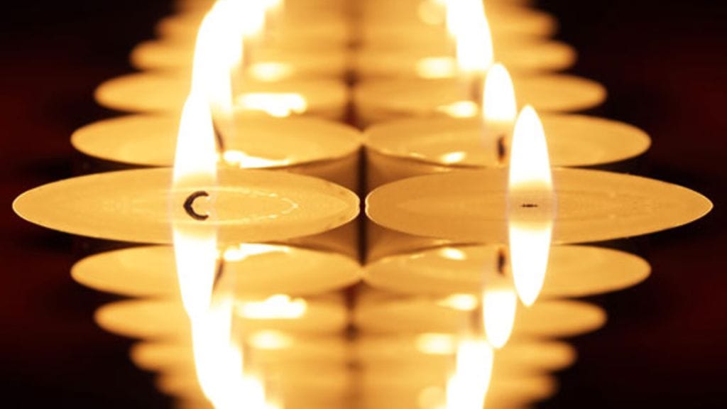 Kynttiläkuja voi saada mielikuvituksen laukkaamaan. Kuvituskuva.