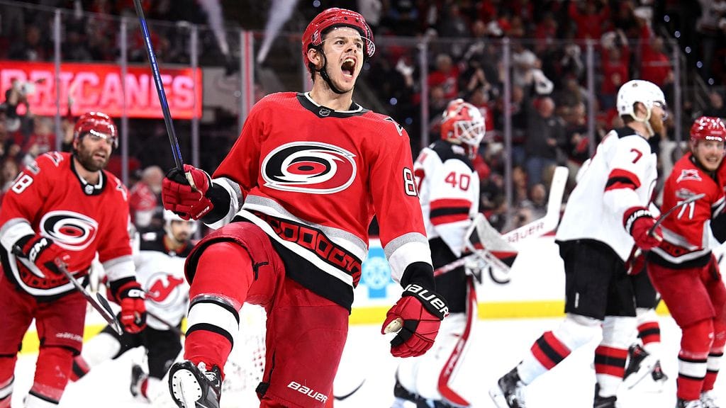 Jesperi Kotkaniemi teki kaksi maalia New Jersey Devilsin verkkoon.