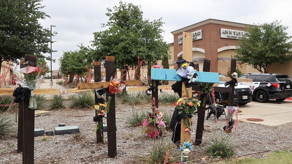 Allen Premium Outlet Mallin ulkopuolelle asetettiin ampumisten jälkeen ristejä kuolleiden muistoksi.