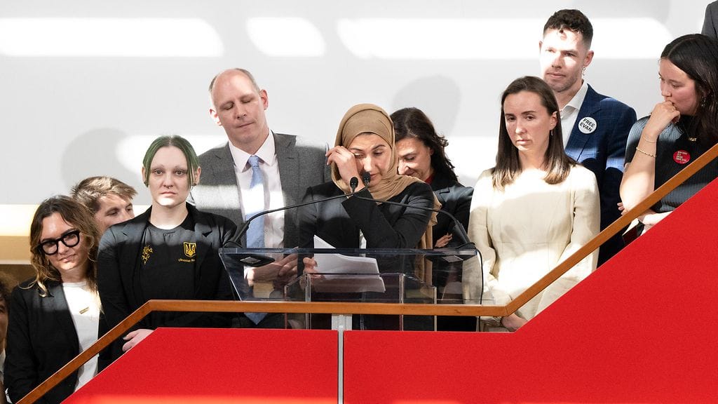 The New York Timesin videojournalisti Yousur Al-Hlou pyyhki kyyneleitä puhuessaan Ukrainassa tekemästään työstä Pulitzer-palkintojenjaossa 8. huhtikuuta 2023.