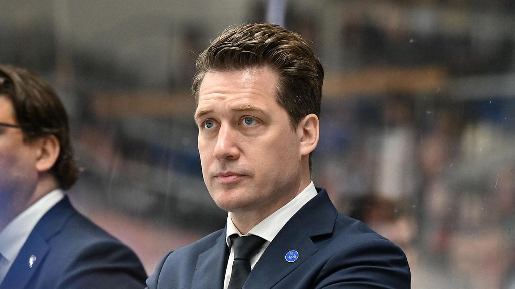 Ruotsin hengen eloon herättänyt Sam Hallam Leijonia vastaan sunnuntaina Tshekin EHT-turnauksessa.