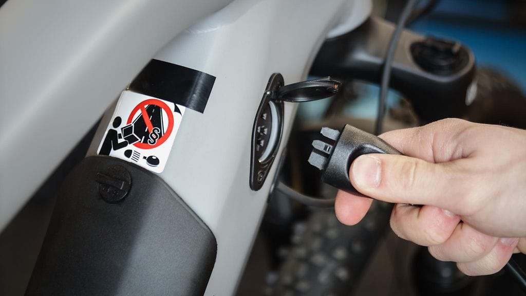 Sähköpyörän akku kannattaa ladata lämpimässä tilassa.