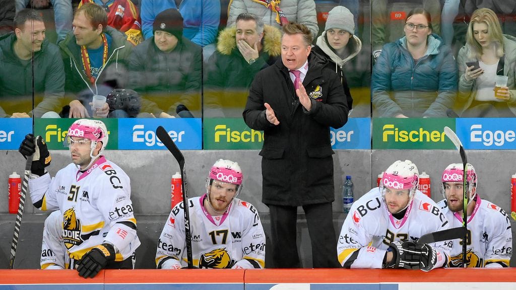 Petteri Nummelin päätyössään Sveitsin liigajoukkue Ajoien valmennustiimissä maaliskuussa.