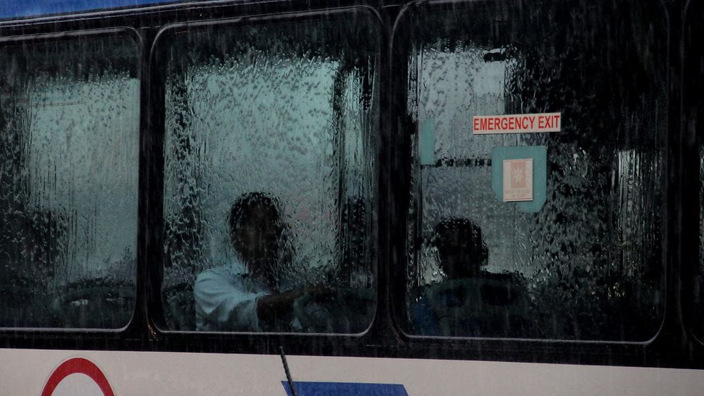 Ainakin 15 ihmistä, mukaan lukien kolme lasta, kuoli bussiturmassa Intiassa. Kuvituskuva.