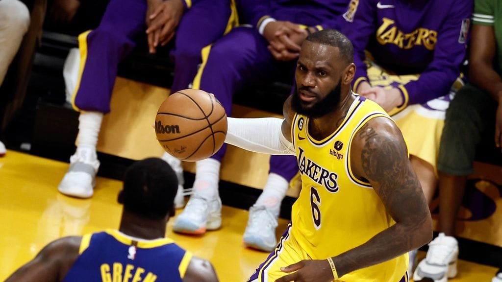 LeBron James tositoimissa ennätyspelissään viime yönä.