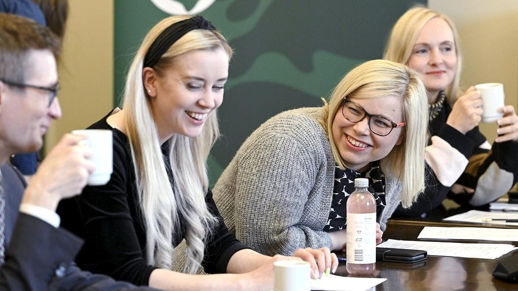 Oras Tynkkynen (vas.), Sofia Virta, Saara Hyrkkö ja puheenjohtaja Maria Ohisalo vihreiden eduskuntaryhmän kokouksessa eduskunnassa Helsingissä 20. huhtikuuta 2023.
