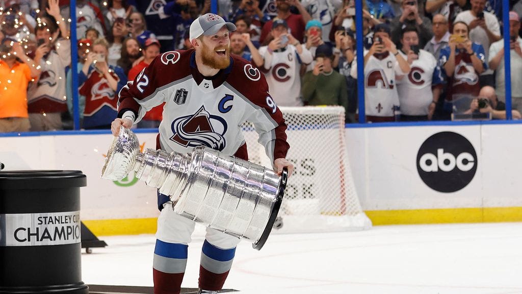 Gabriel Landeskog juhlimassa Coloradon historian kolmatta Stanley Cup -voittoa kesäkuussa 2022.
