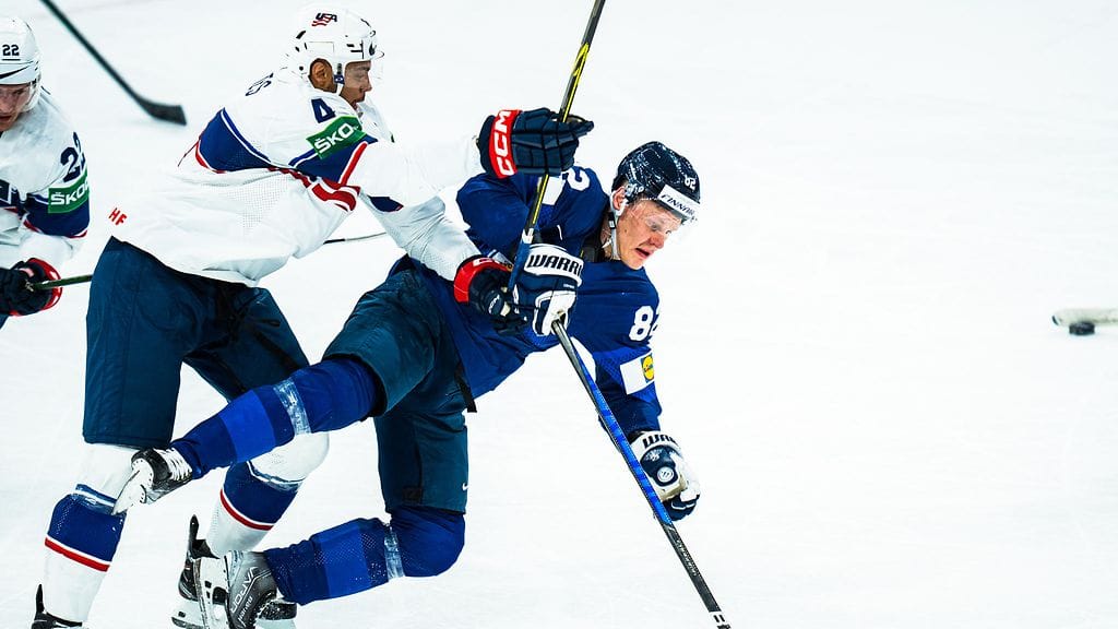 Seth Jones (vas.) oli USA:n MM-joukkueen kirkkain tähti keväällä 2022. Tässä hän taklaa Leijonien Harri Pesosta.