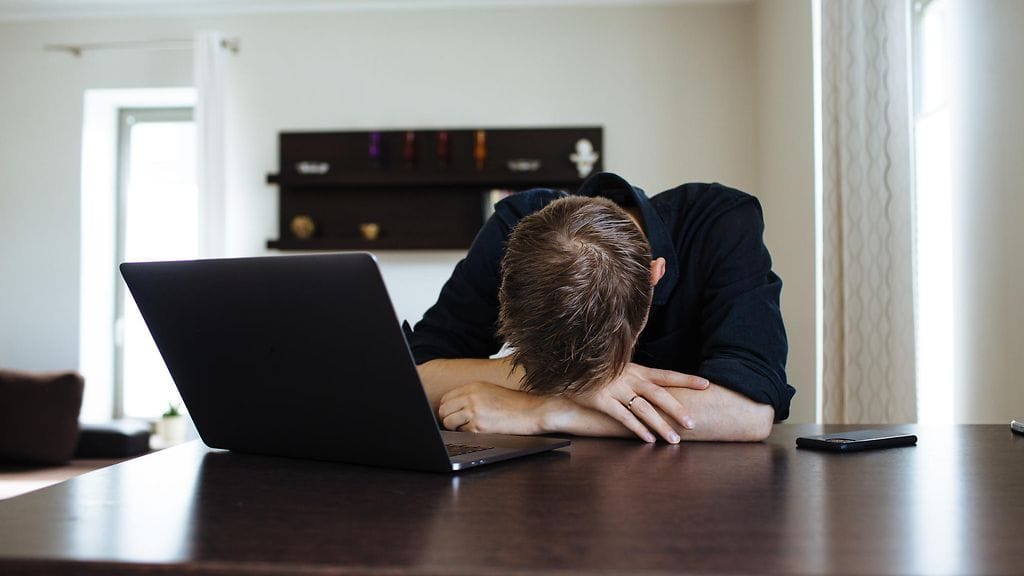 väsynyt työntekijä