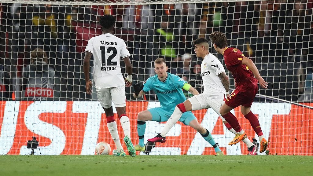 Lukas Hradecky kirjasi torstai-iltana Eurooppa-liigan välierässä kolme torjuntaa. Niistä ensimmäinen pelasti Leverkusenin käytännössä varmalta maalilta.