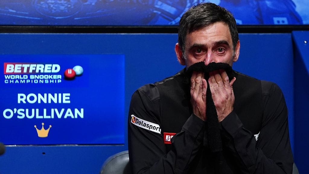 Ronnie O'Sullivanin tunteet olivat pinnassa seitsemännen MM-tittelin voittohetkellä keväällä 2022.