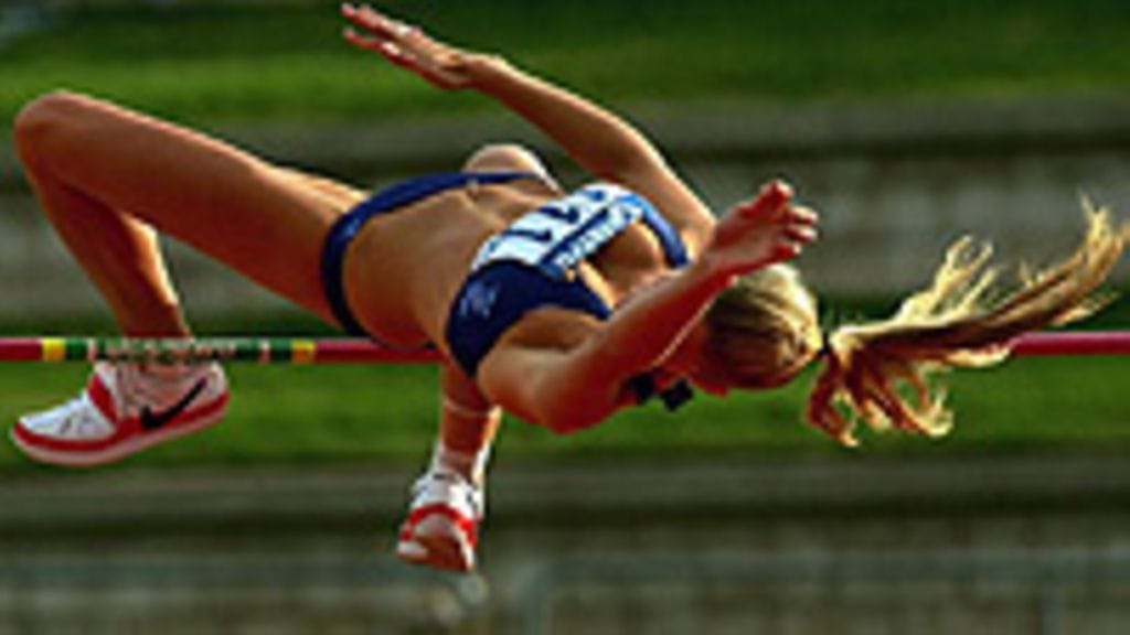 Nainen hyppää korkeutta, kuva: Mark Dadswell