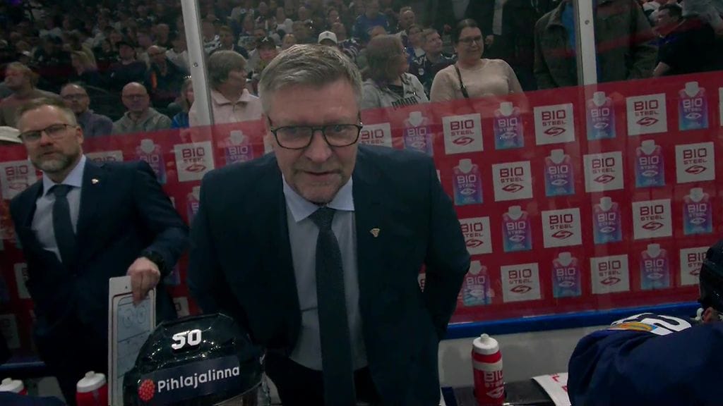 Jukka Jalonen vaati videotarkistusta USA:n ensimmäisestä maalista.