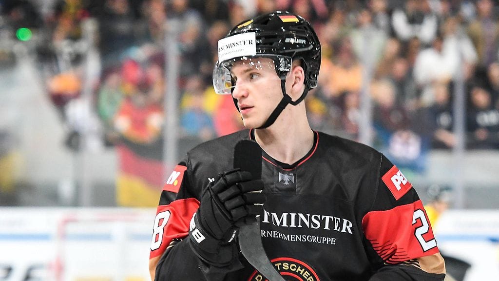 Saksalais-suomalainen jääkiekkoilija Samuel Soramies edustaa Saksan maajoukkuetta.