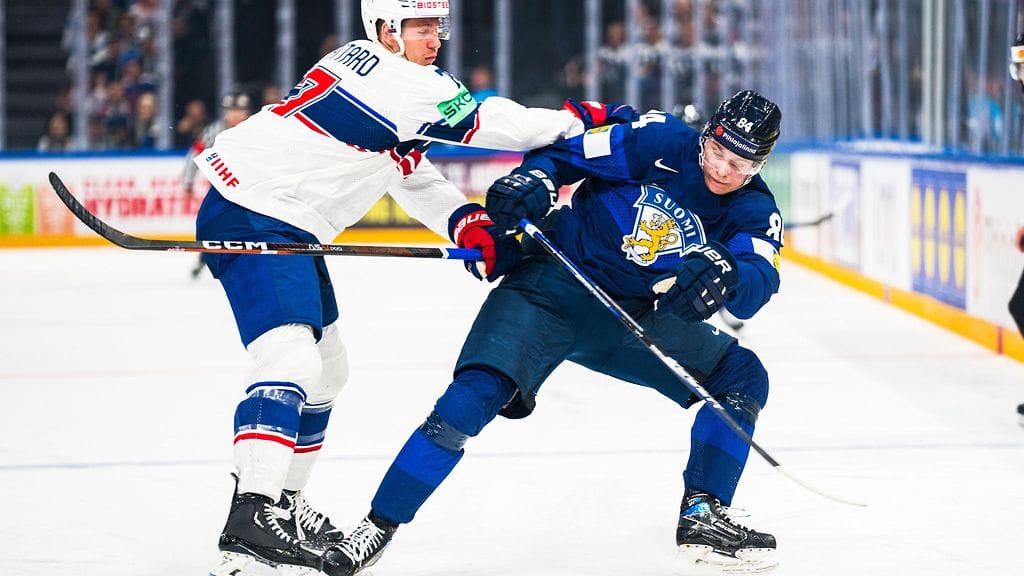 Kaapo Kakko hätäili Yhdysvaltoja vastaan liikaakin ylös, kun Leijonien pelityyliin kuuluu kerätä joukot useammin alhaalla kasaan.