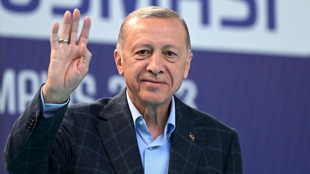 Erdogan johtaa Oikeus ja kehitys -puoluetta (AKP)