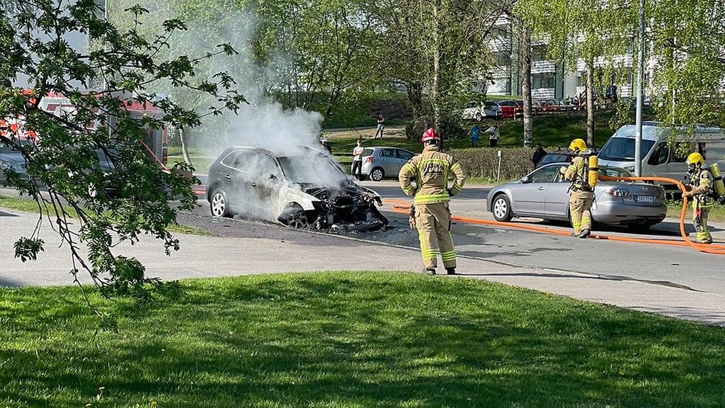 Auto tuhoutui täysin palossa sunnuntaina Helsingin Puotinharjussa. Lukijan kuva.