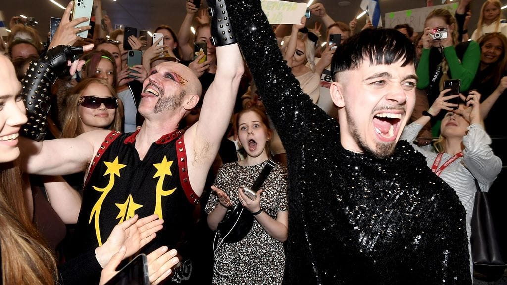 Käärijä tuulettaa fanilauman keskellä.