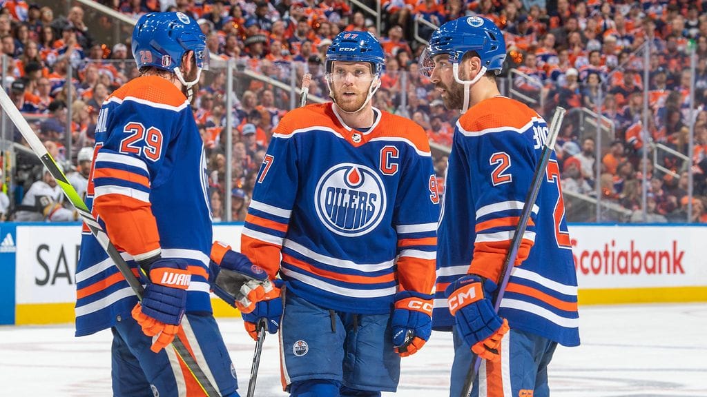 Edmonton Oilersin supertähdet Leon Draisaitl (vas.) ja Connor McDavid (kesk.) eivät onnistuneet johdattamaan joukkojaan jatkoon.
