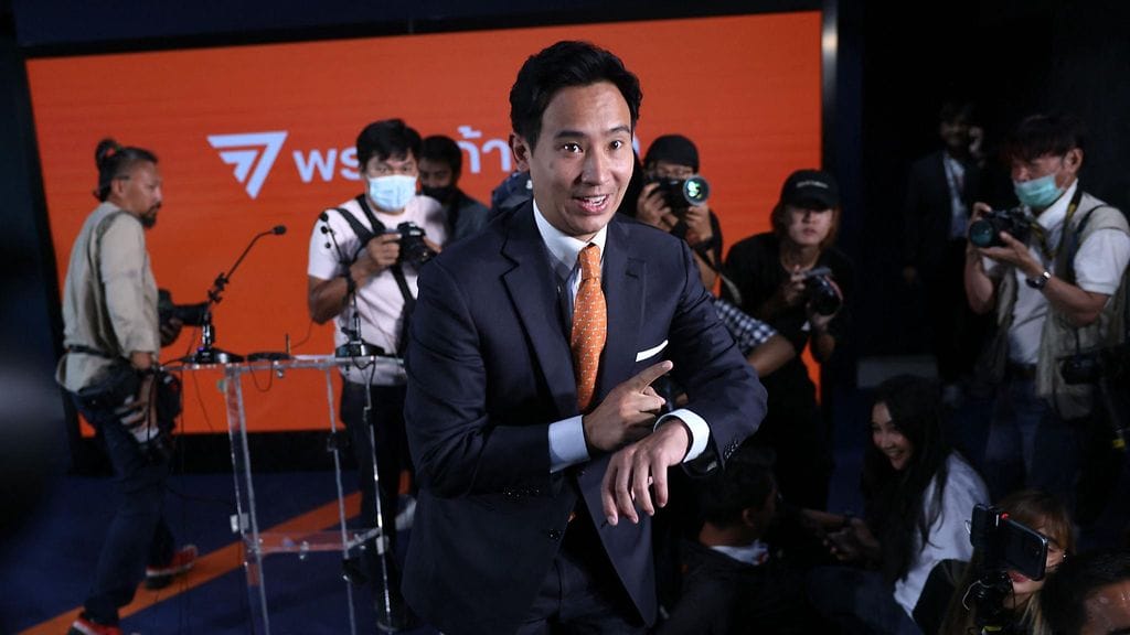 Suurimmaksi nousseen Move Forward -puolueen (MFP) johtaja Pita Limjaroenrat.