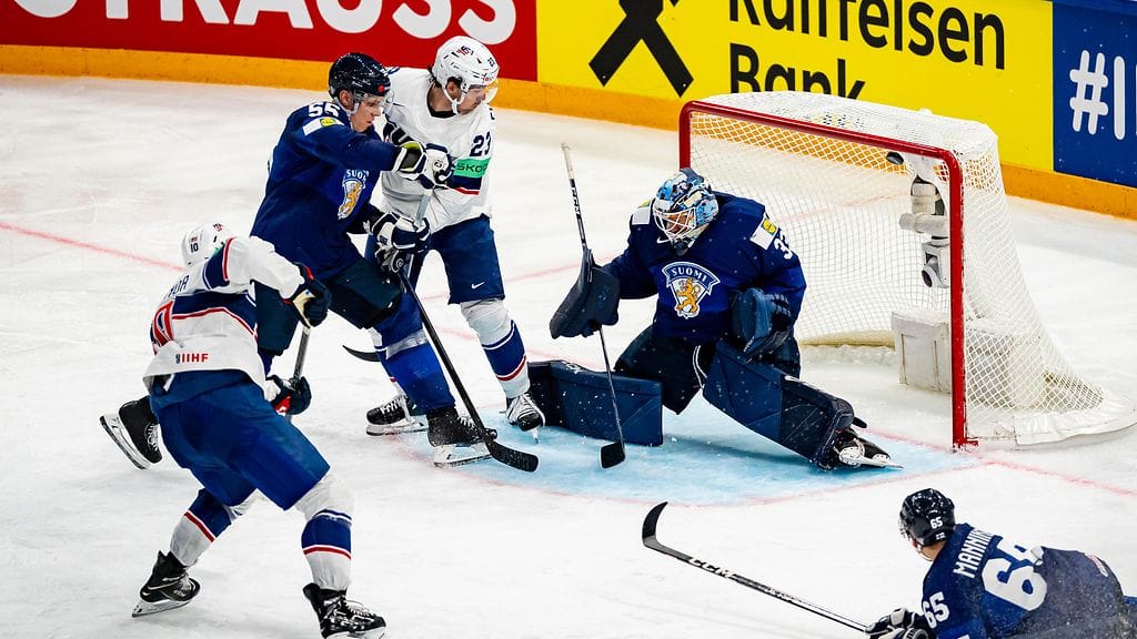 Emil Larmi palaa Suomen maalin suulle.