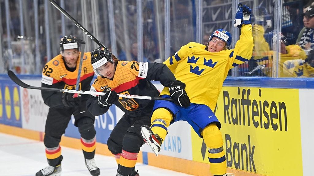 Ruotsin puolustaja Rasmus Sandin kamppailee kiekosta Saksaa vastaan perjantaina.