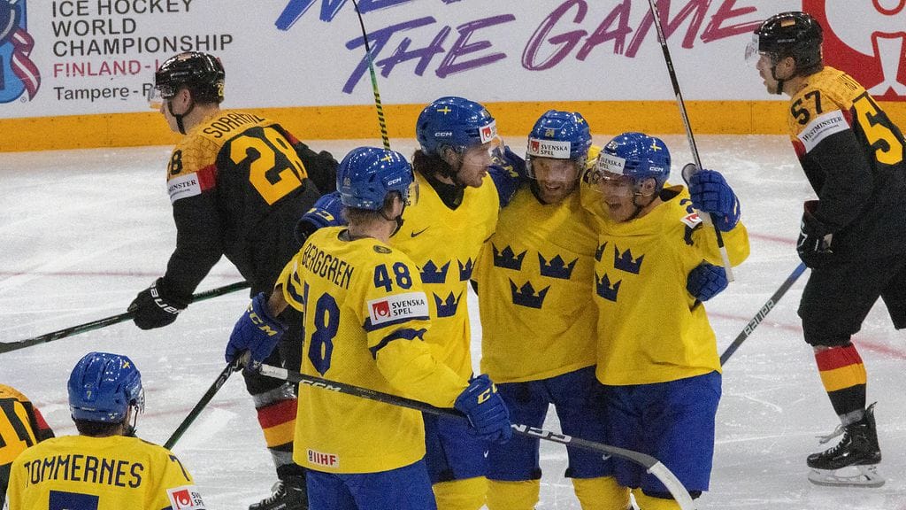 Tre Kronor juhlii voittomaaliaan kisa-avauksessa Saksaa vastaan perjantaina.