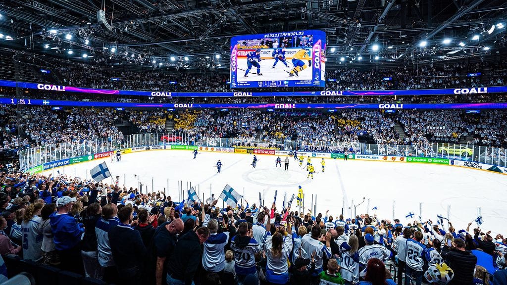 Nokia Arenan yleisöä.