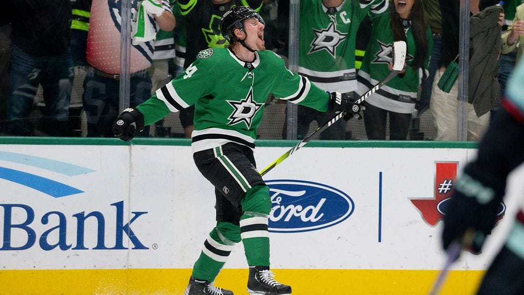 Roope Hintz juhli maalia seiskapelissä.