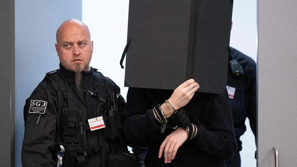 Ryöstöstä syytetty (kesk.) saapui oikeuteen Saksan Dresdenissä. Tuomioistuin tuomitsi viisi rikollisryhmän jäsentä vankeuteen Dresdenin linnassa sijaitsevan museon ryöstöstä.