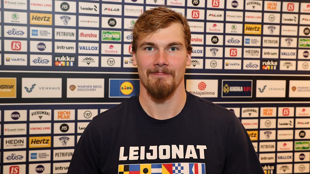 Mikael Seppälä nojaa kahviin vähäunisten öiden jälkeen.