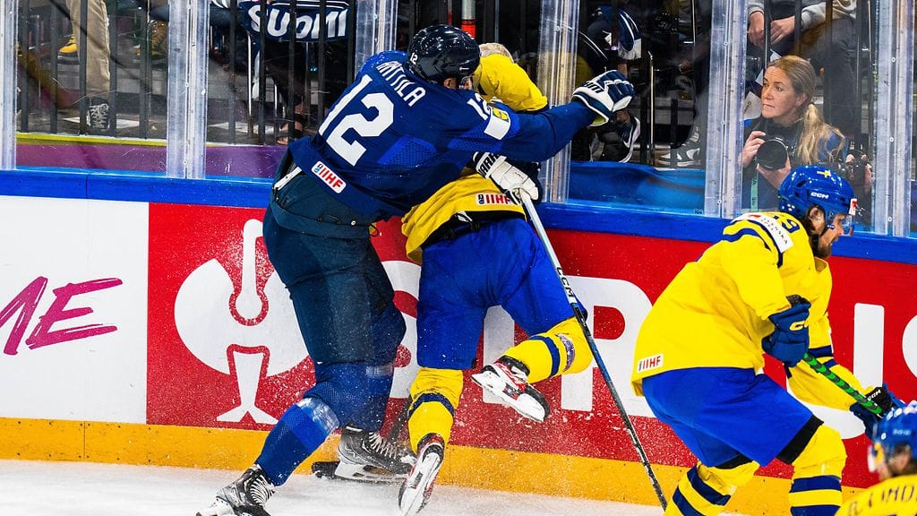 Marko Anttila rysäytti Rasmus Sandinin laitaan ottelun toisessa erässä.