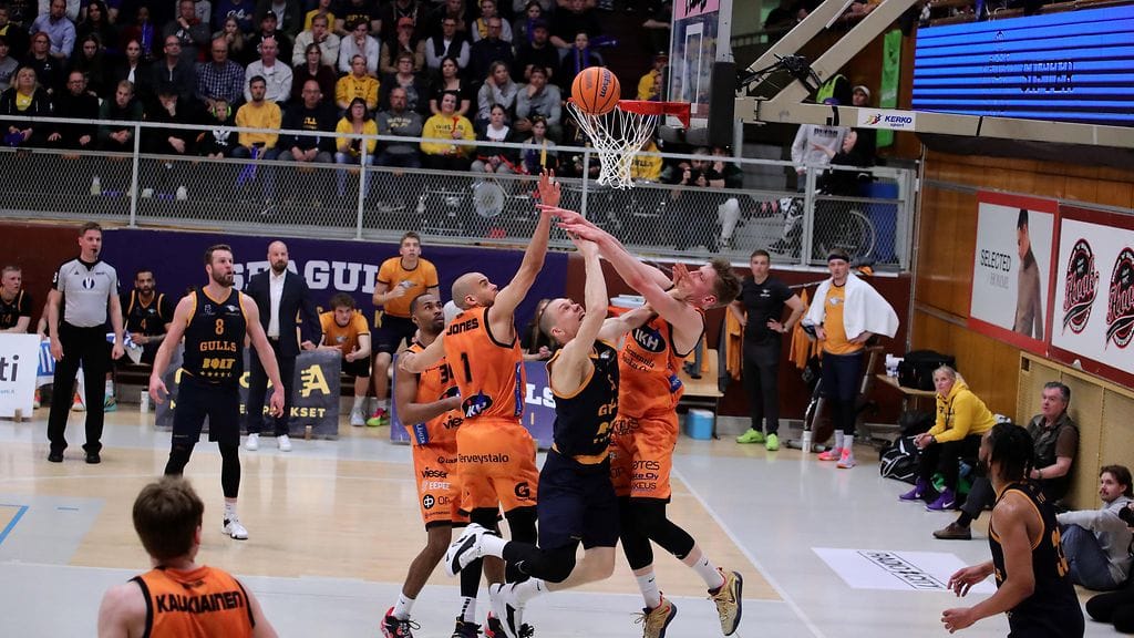 Seagullsin Antti Kanervo nostaa korin kuudennessa finaalissa tiistaina.